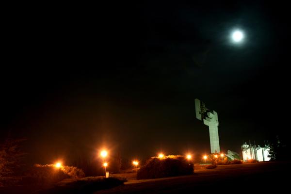 Нощна снимка на мемориалът "Бранителите на Стара Загора" с каменното Самарско знаме и неговите бранители