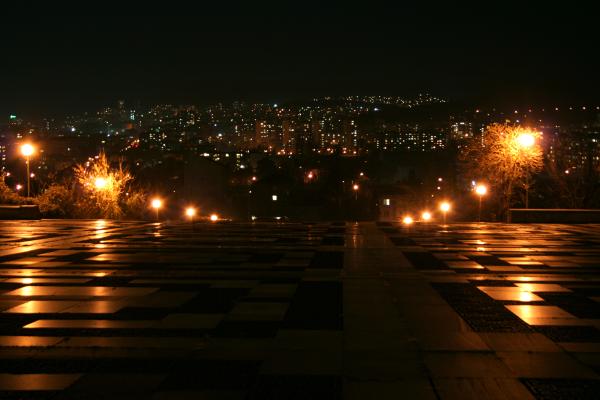 Нощна снимка на Стара Загора от паметника Самарско знаме