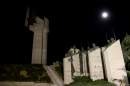 Нощна снимка на мемориалът "Бранителите на Стара Загора" с каменното Самарско знаме и неговите бранители